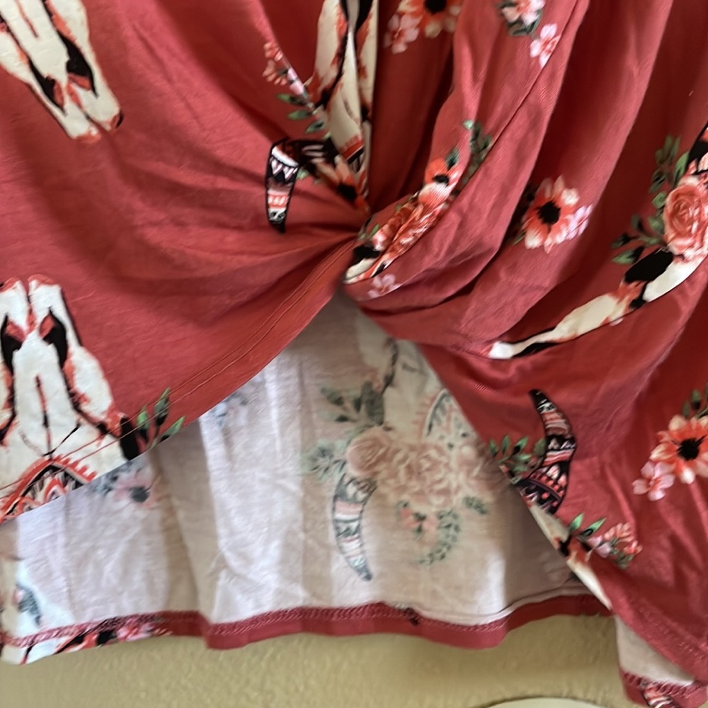 •NWOT CUTE Q TOP• - Picture 2 of 4